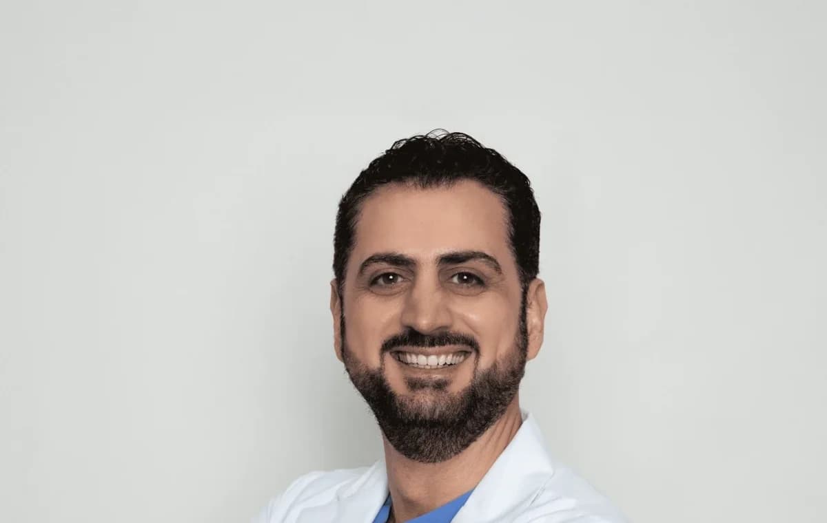 الدكتور تمام صقر جراح الفم وزراعة الأسنان في الرياض