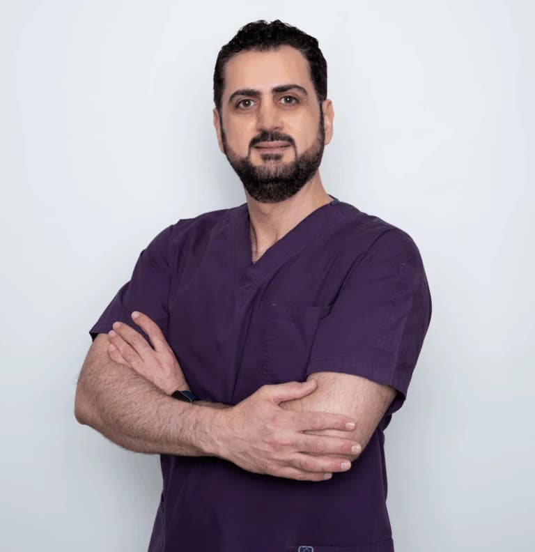 الدكتور تمام صقر جراح الفم وزراعة الأسنان
