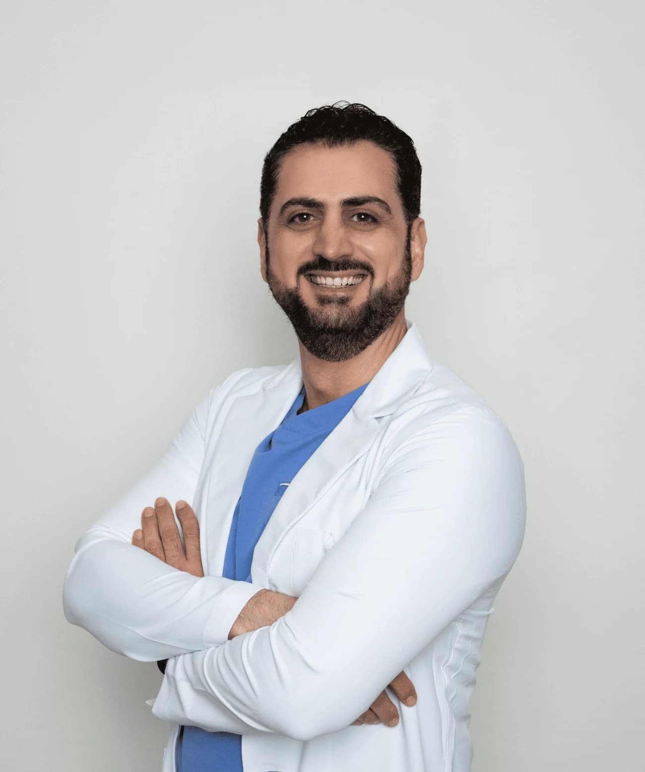 الدكتور تمام صقر في العيادة